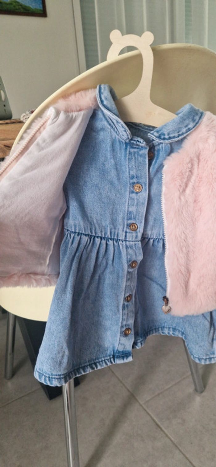 Robe en jean + gilet rose - photo numéro 2