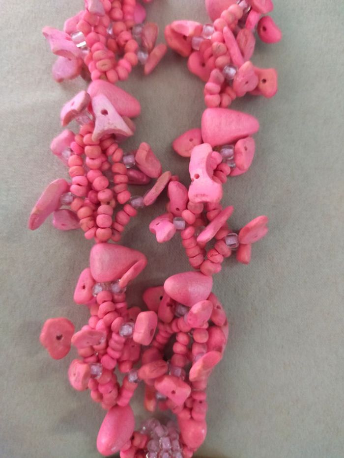 Collier ethnique rose vif en perles naturelles + grand pendentif floral nacré - photo numéro 15