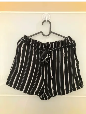 Short noir à rayures fluide