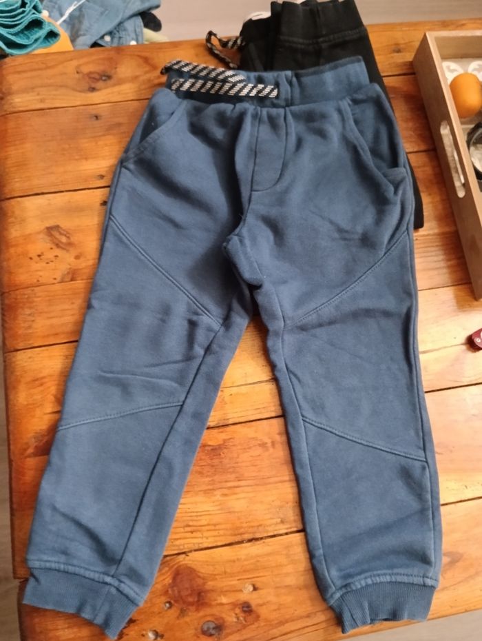 2 joggings, 2 shorts , une salopette - photo numéro 5