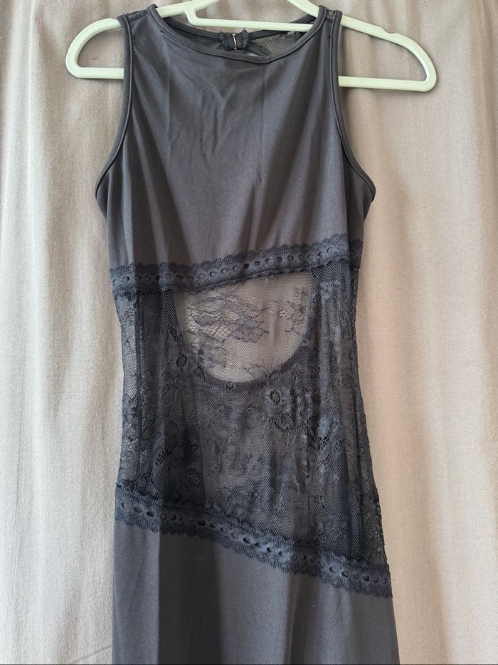 Robe noire longue dos nu avec dentelle – Élégante & sexy - photo numéro 5
