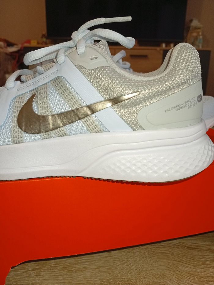 Baskets Nike neuves t.37,5 - photo numéro 4