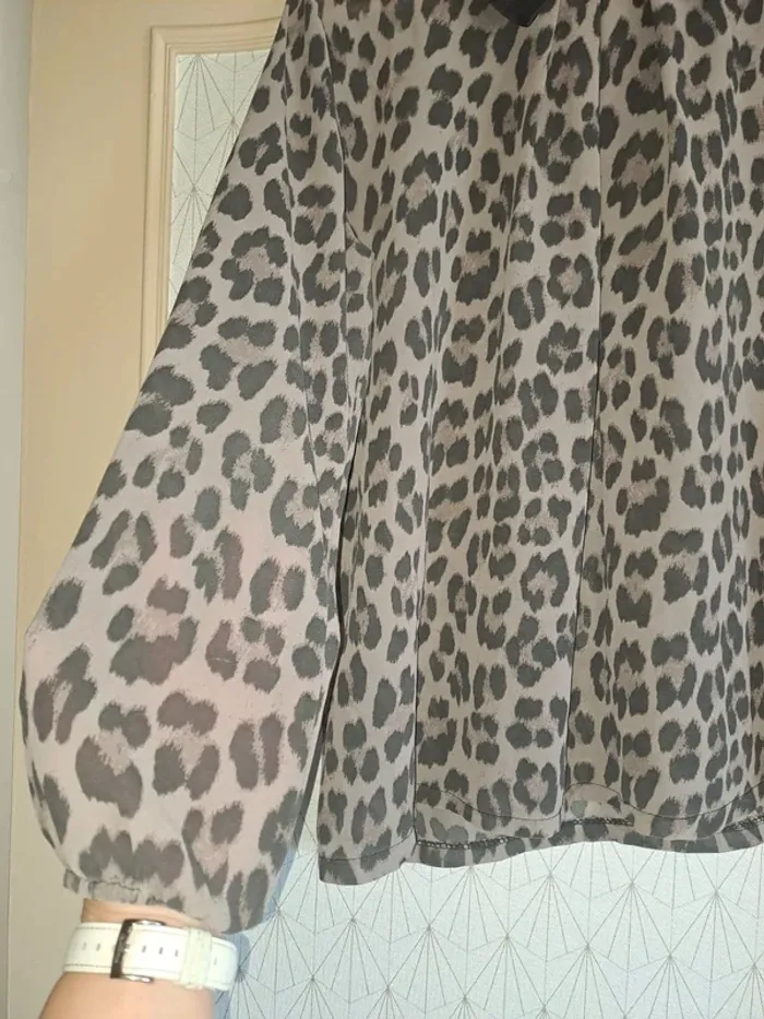 Blouse légère femme 36/38 col noir léopard comme neuve - photo numéro 2