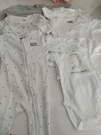 Lot de 6 bodis plus un pyjama