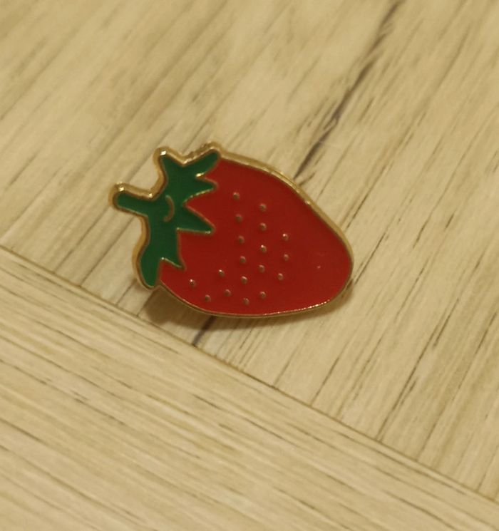 Pin's fraise neuf