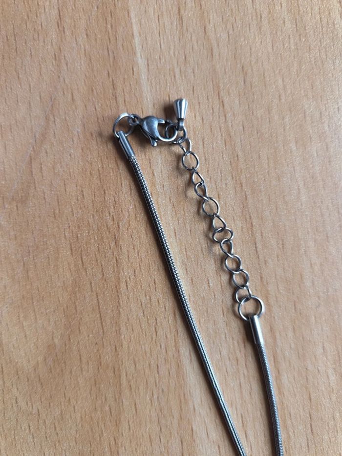 Collier avec pendentif blanc - photo numéro 5