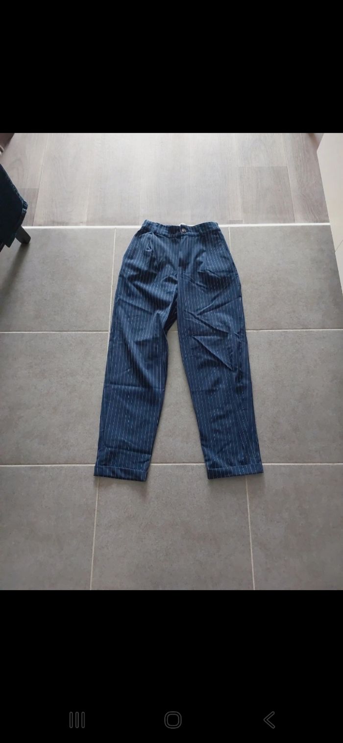 Pantacourt bleu rayé blanc Pull and Bear