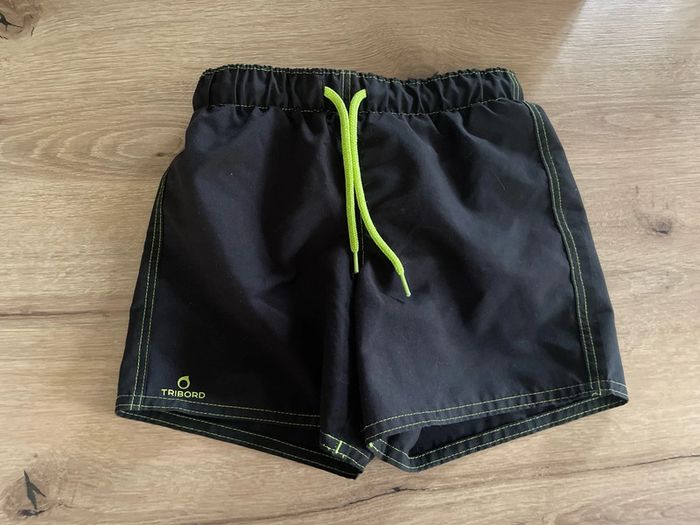 Short de bain noir Décathlon taille 6 ans
