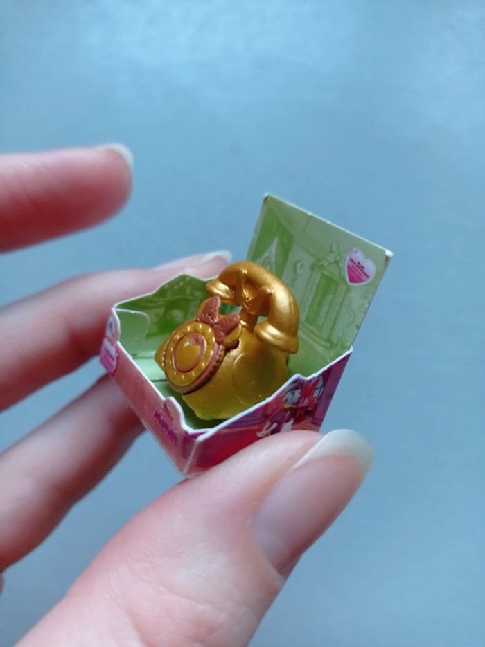 Mini téléphone or Minnie Disney store mini brands - photo numéro 2