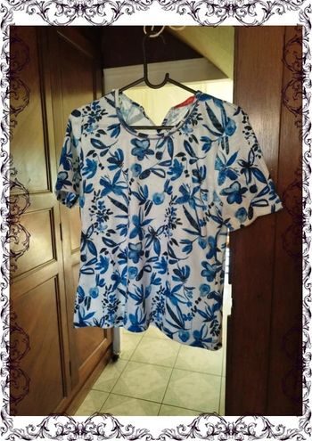 T-shirt col rond blanc et bleu fleuri taille 34/36