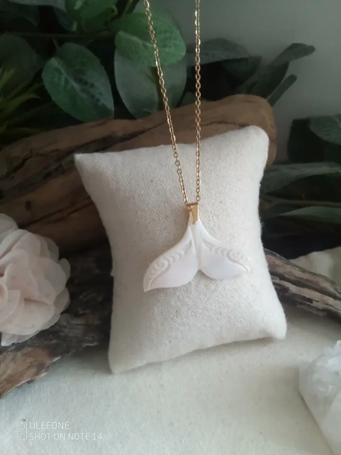 Collier queue de sirène / baleine en nacre naturelle blanche gravée à la main - photo numéro 5