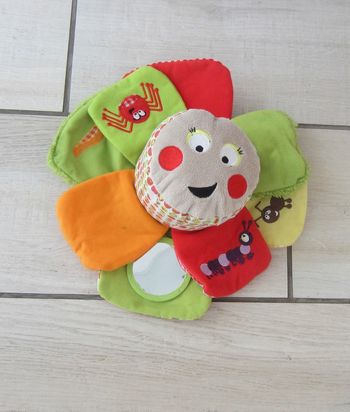 Jouet eveil a toucher "chou funky garden"