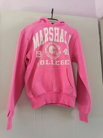 pull rose à capuche