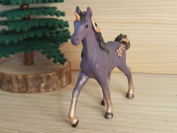 Schleich jeune licorne parme Figurine animal imaginaire