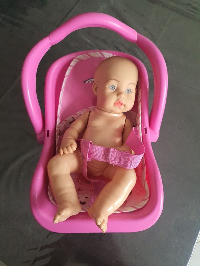 Bébé dans son cosy