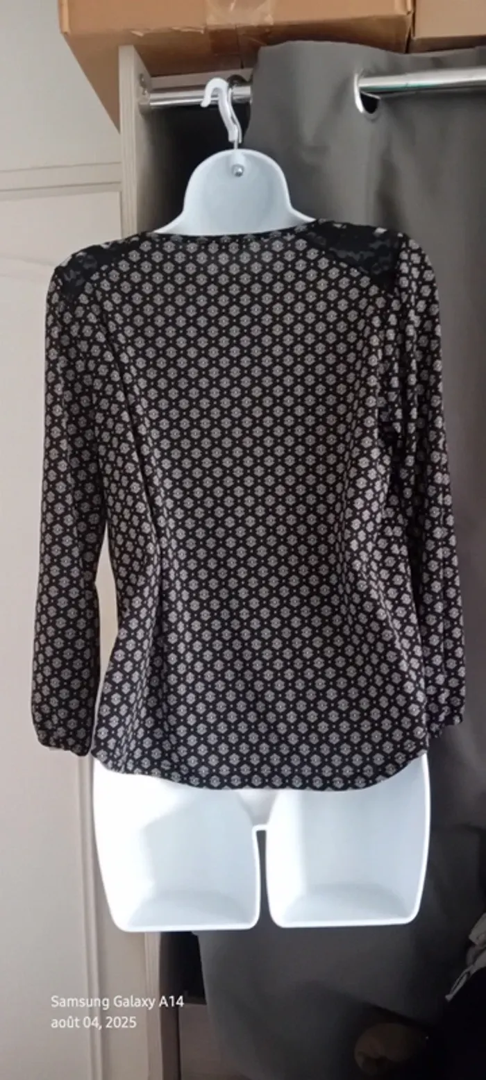 Blouse fluide col en V avec dentelle évasé imprimé géométrique et points noir femme 38 cache cache - photo numéro 13