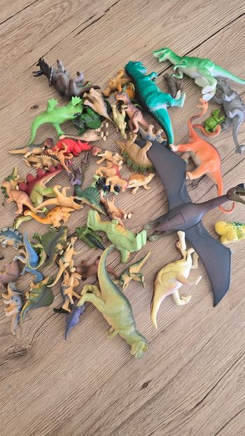 Gros lot de 50 dinosaures