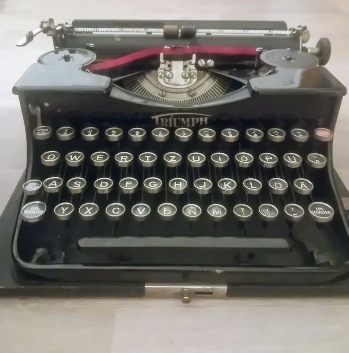 Machine à écrire portable Triumph  Durable Vintage - Clavier QWERTZ Allemand - Années 30-40 - Avec Mallette