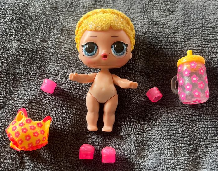 Petite poupée Lol surprise et accessoires comme sur la photos ( 4 )