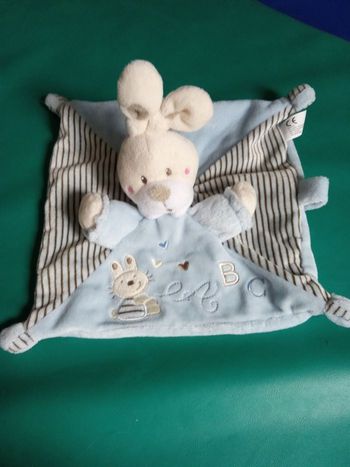 Doudou carré chien bleu, marque Kiabi ,noir, blanc, rayure, broderie  lapin, lettre, coeur,motif brodé,ABC, bébé garçon, nicotoy