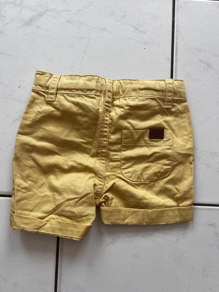 Short jaune - photo numéro 3