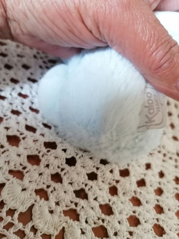 Doudou ourson tenant son mouchoir kaloo, bleu ciel - photo numéro 4