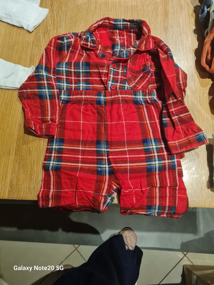 Diverses pyjamas 12 mois - photo numéro 4
