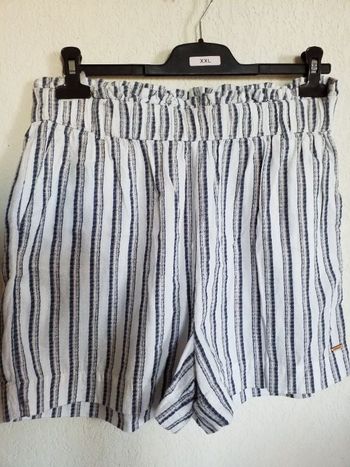 Short a rayures avec poches taille élastique 40 très bon état