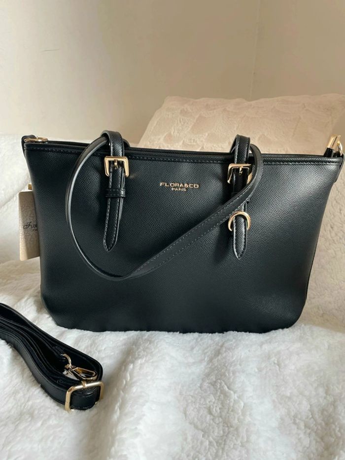 Sac à main noire en cuir synthétique
