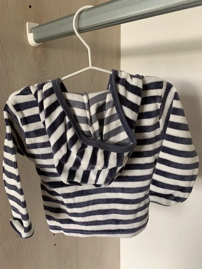 Pull à capuche garçon 6 mois - photo numéro 2