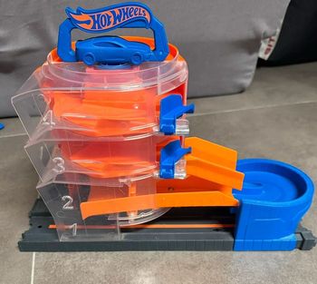 Parking garage hot wheels