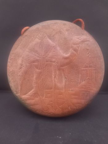 Assiette décorative en cuivre avec dromadaire 