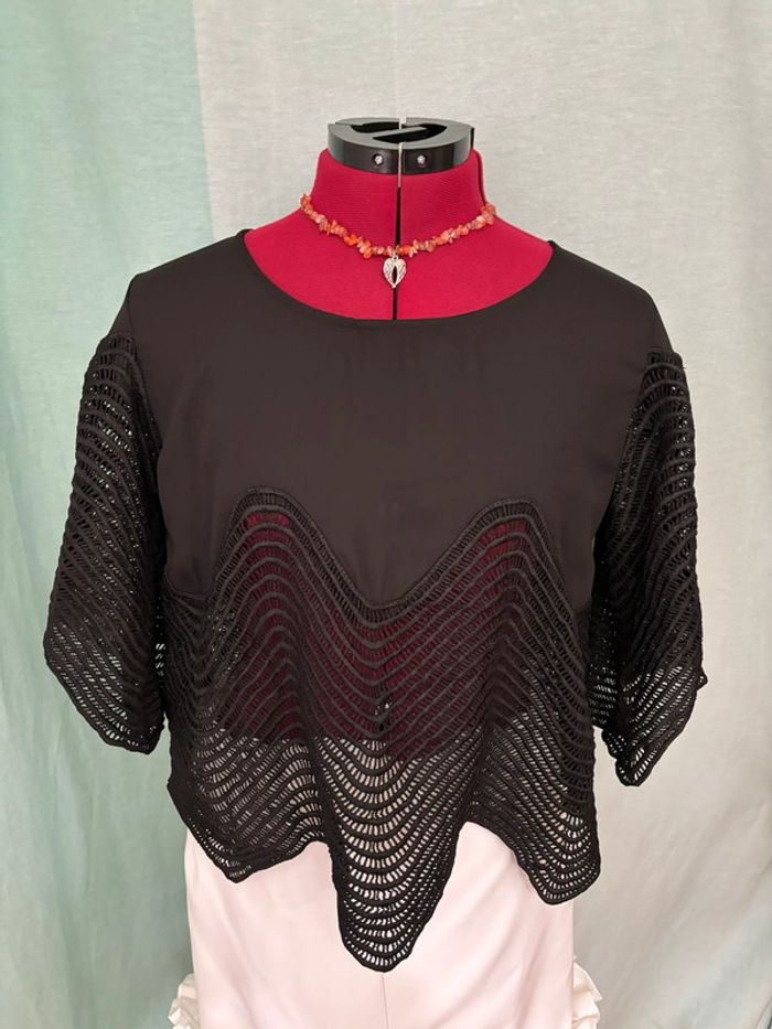Magnifique blouse noire loose bi-matière bas et manches en crochet