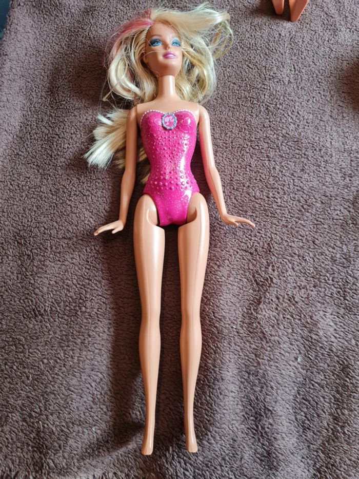 Poupée barbie avec body rose