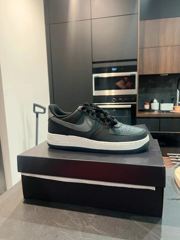 Nike Air Force 1 Noires & Grises - Taille 40 - photo numéro 2