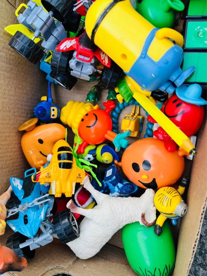 Boîtes plusieurs petits jouets/figurines - photo numéro 2