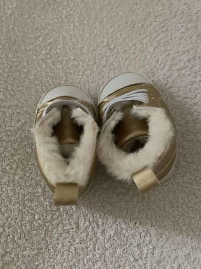 Chaussures fourrées dorées bébé pointure 18 - photo numéro 2