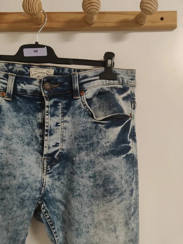 Jean carottes effet délavé et effet déchiré léger - photo numéro 5