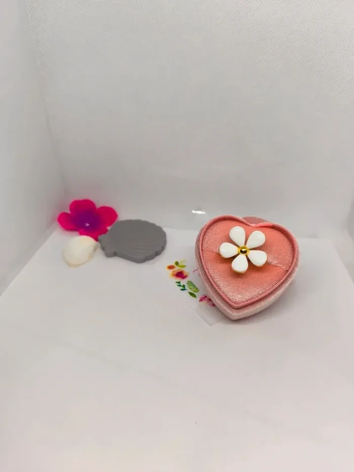 Bague dorée avec fleur blanche nacrée - photo numéro 8