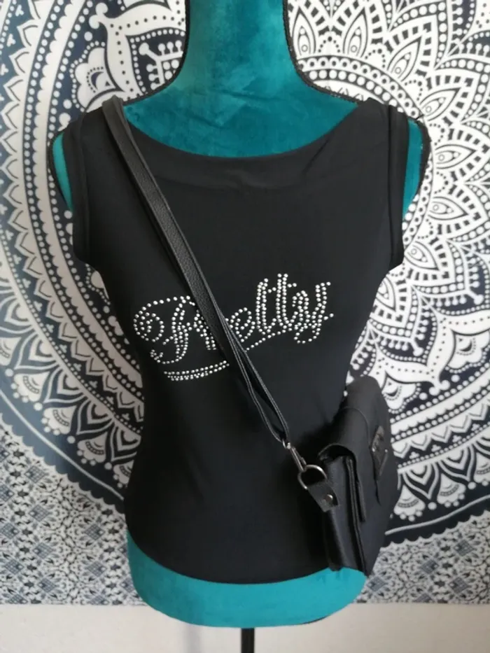 Top noir moulant avec inscription en strass pretty / sans marque / (TU)