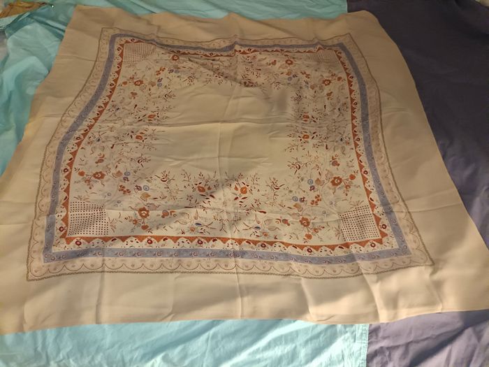 Grand carré en soie vintage 110cm x 110cm
