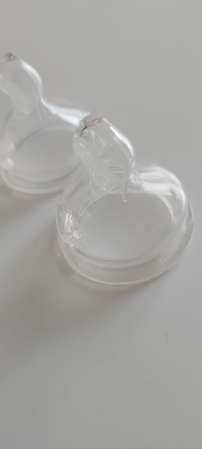 Deux tétines neuves - photo numéro 2