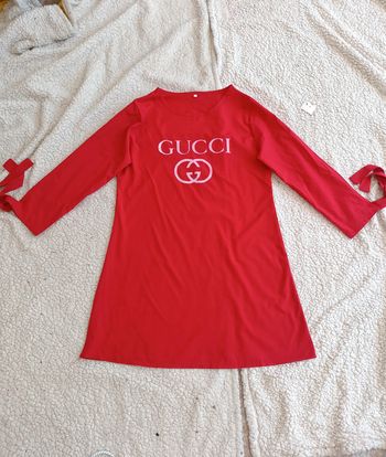 Contrefaçon Robe rouge GUCCI à manches longues - imprimé logo style tendance