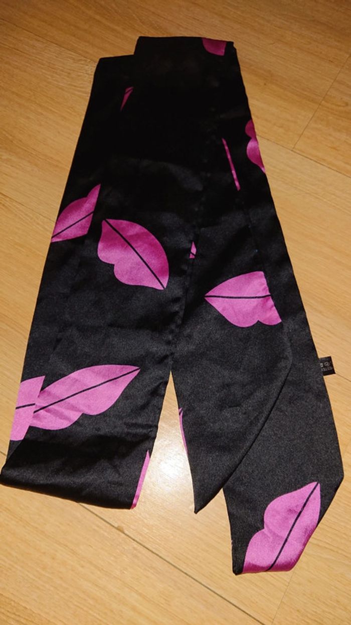 Foulard noir motif lèvres roses