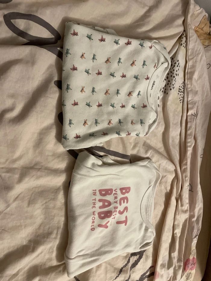 Lot 2 body manches courtes en 3 ans