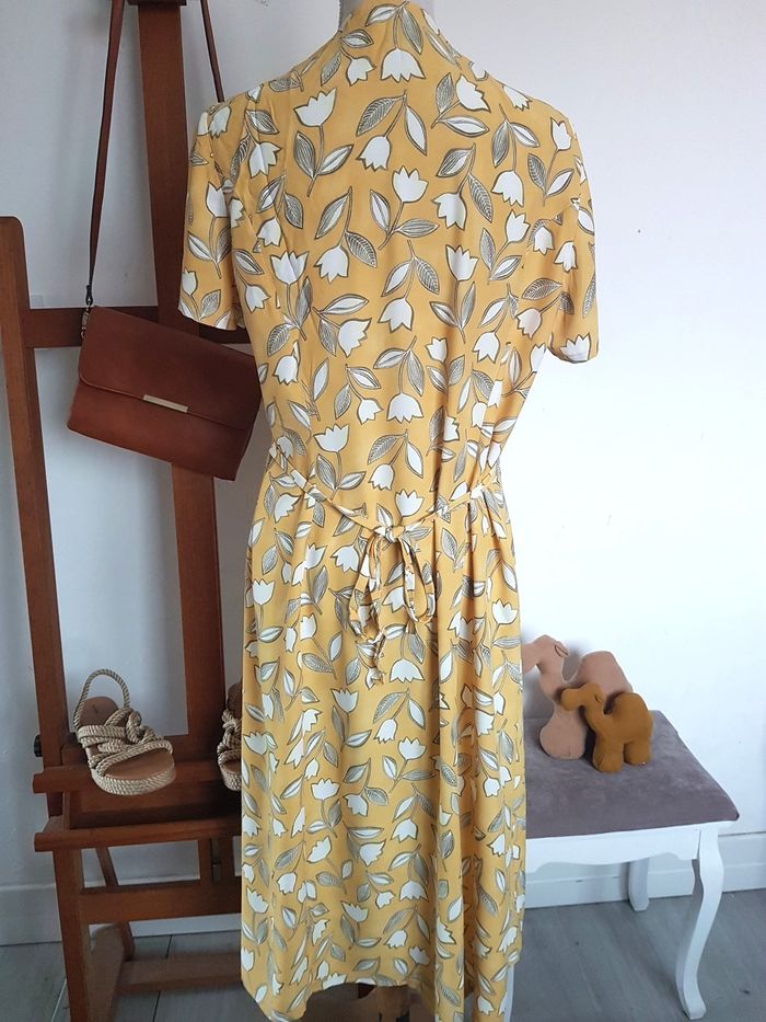 Robe jaune à fleurs vertes et blanc cassé. Claude D'Alban. T46 plutôt 42, 51cm aisselles haut 103cm. - photo numéro 3