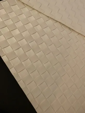Deux ser  de table en plastique tressé