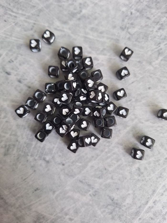 Perles noires carrées cœurs blancs
