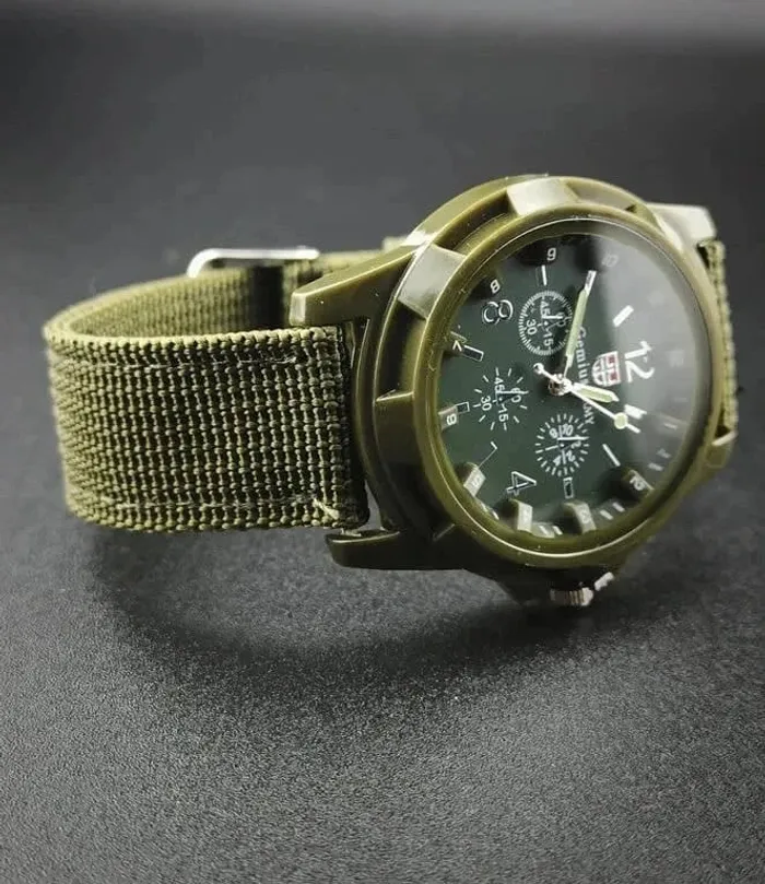 Montre verte assez légère, aiguilles phosphorescentes