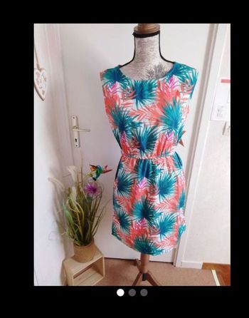 Robe mi saison été femme col v, fluide, légère, mi cuisse, motif feuille, neuve étiquette taille 38 ou  M